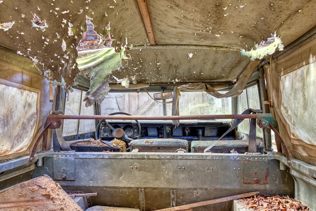 HDR urbex belgie belgique trash oldtimer Indiana Jones Farm ferme land rover rovers landrover landrovers defender defenders abandoned decay boerderij verlaten